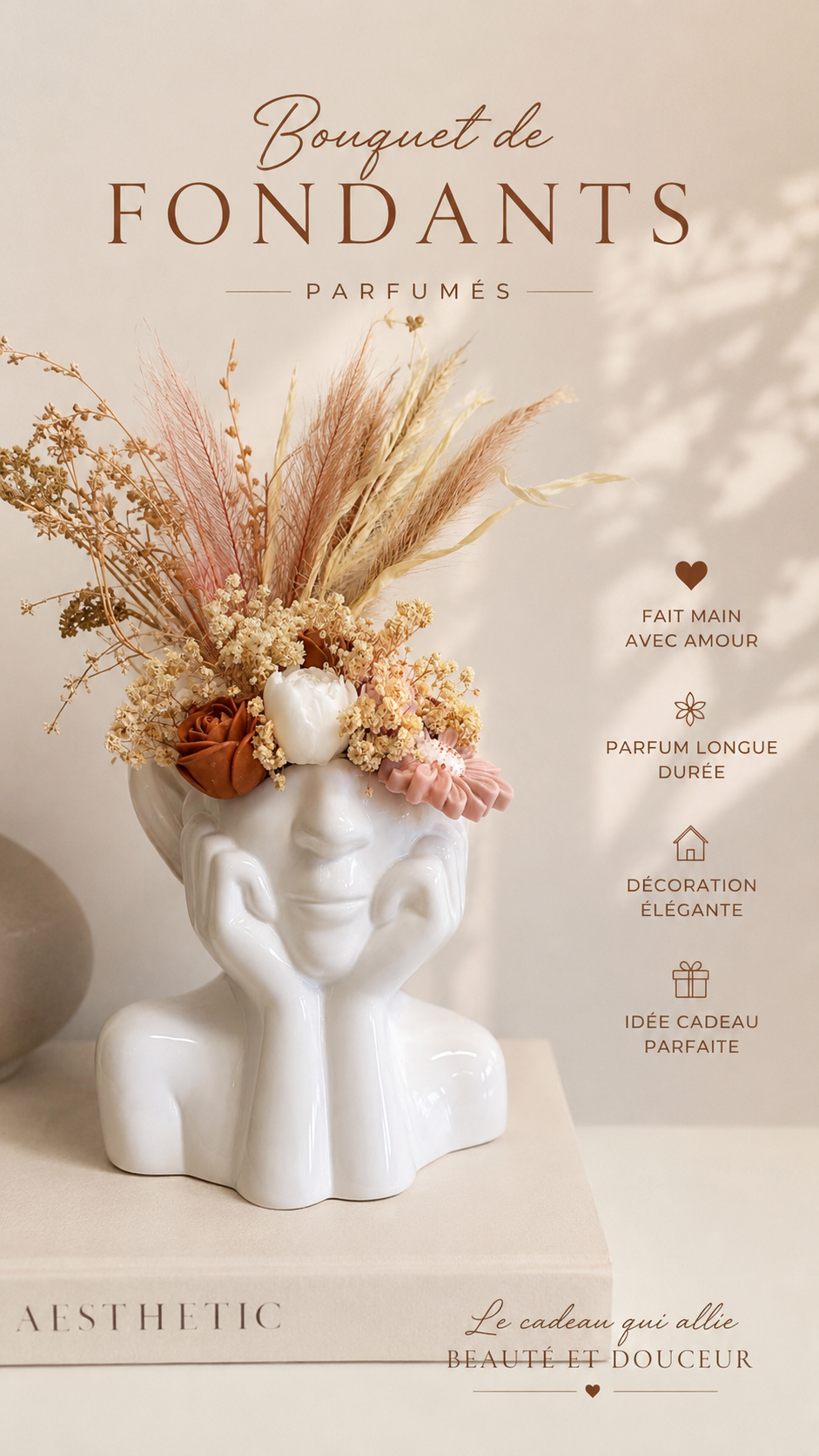 Bouquet de fondants parfumés dans un vase visage blanc avec fleurs séchées